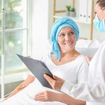 Žena sa karcinomom dojke na konsultaciji kod onkologa