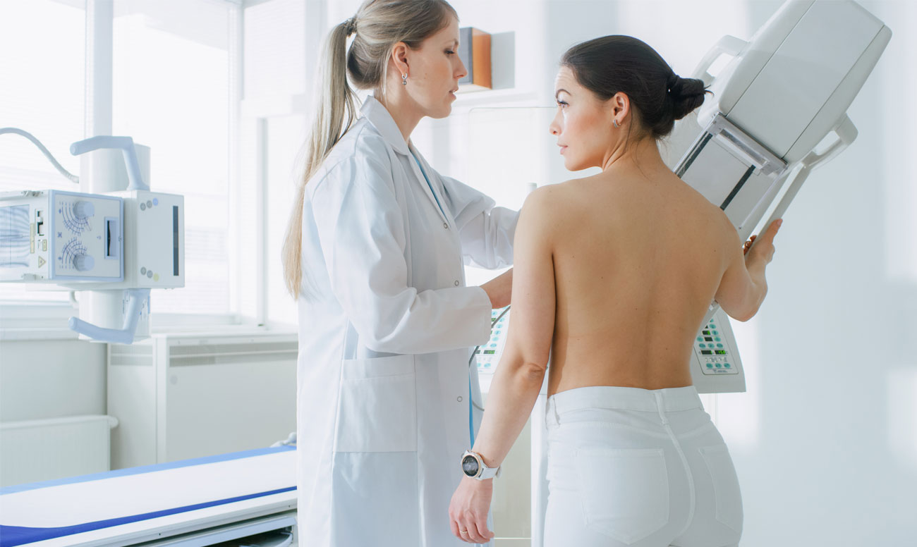 Žena na mamogramu i pregledu dojki